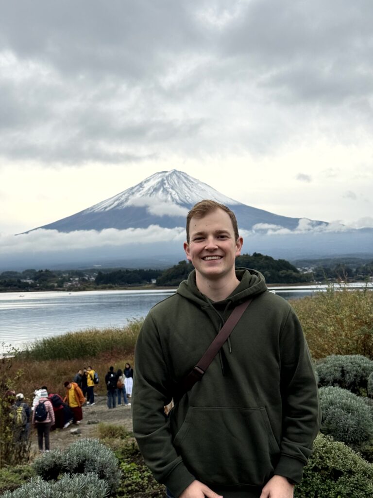 Über mich Fabian vor dem Fuji in Japan