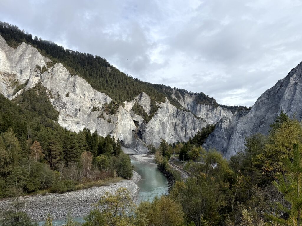Blick über die Rheinschlucht vor Versam-Safien