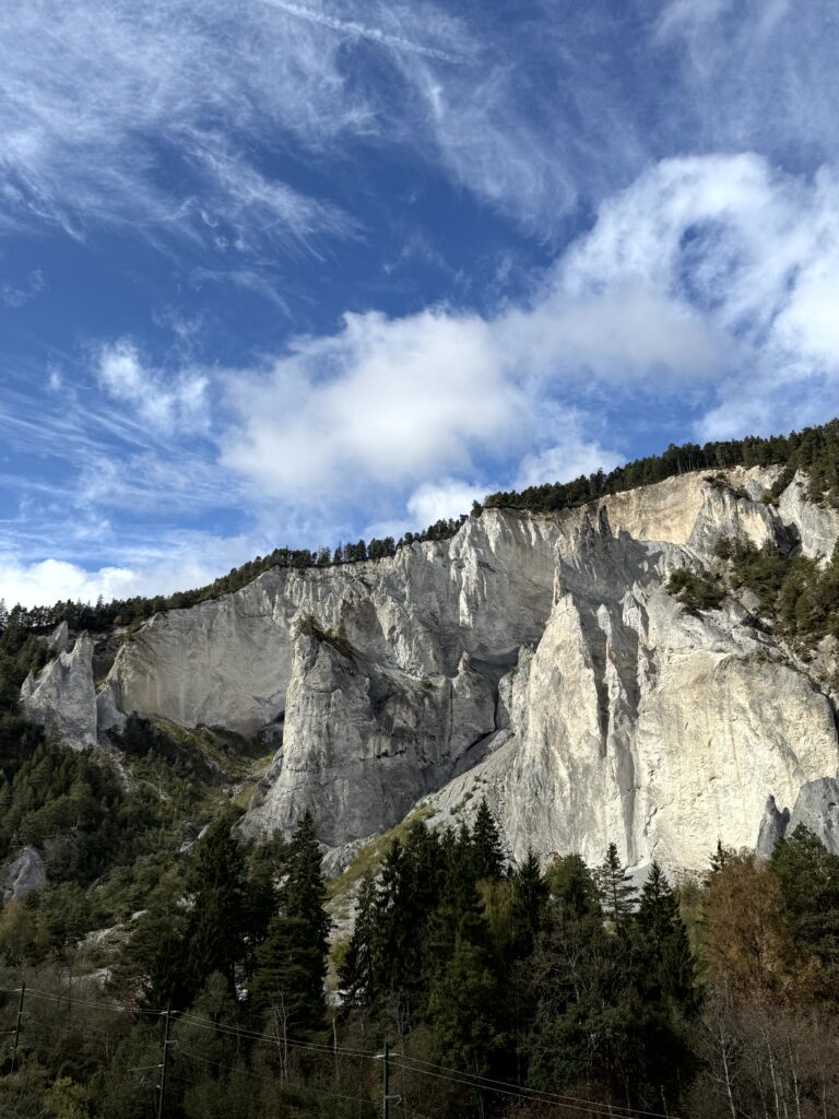 Imposante Felswände der Rheinschlucht