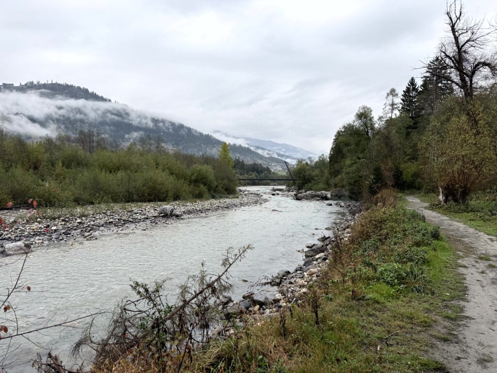 Wanderweg entlang dem Vorderrhein