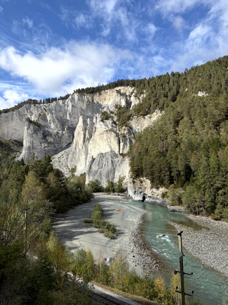 Ausblick über die Bahnlinie entlang der Rheinschlucht