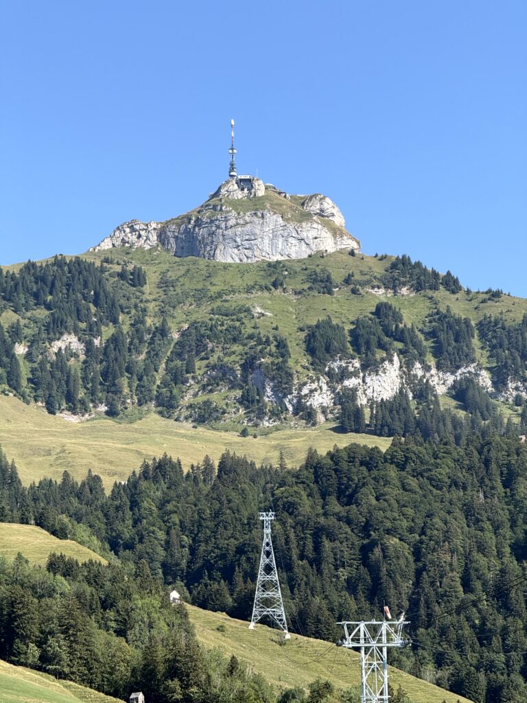 Hoher Kasten – Saxer Lücke – Brülisau: Wanderung durch den Alpstein Blick auf die Kastenbahn mit dem Hohen Kasten im Hintergrund