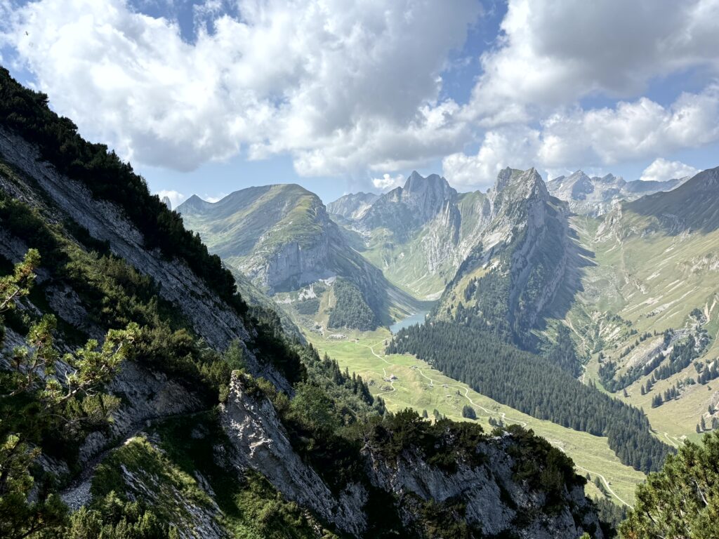 Hoher Kasten – Saxer Lücke – Brülisau: Wanderung durch den Alpstein Blick auf das Alpsteinmassiv mit dem Fälensee