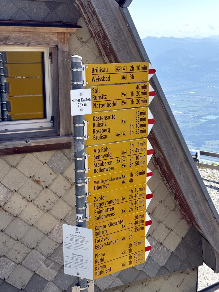 Hoher Kasten – Saxer Lücke – Brülisau: Wanderung durch den Alpstein Wegweiser auf dem Hohen Kasten