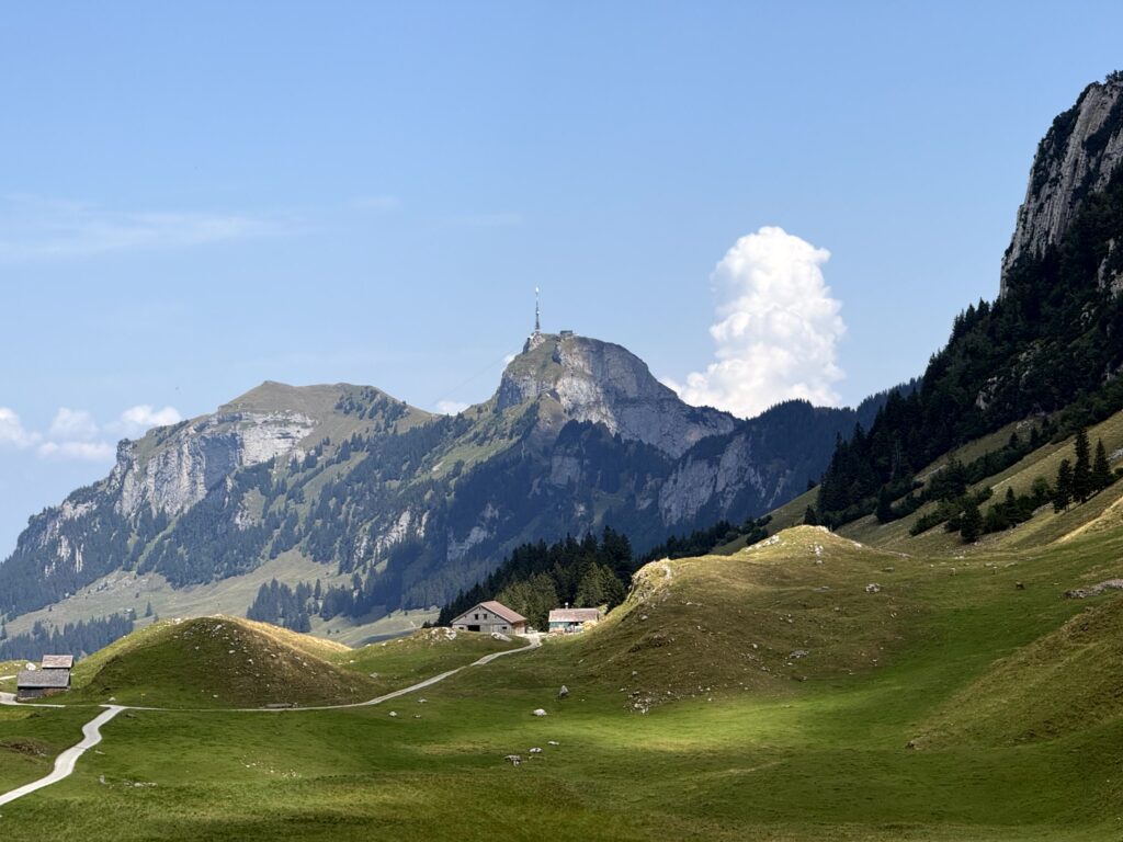 Hoher Kasten – Saxer Lücke – Brülisau: Wanderung durch den Alpstein Blick auf den Hohen Kasten vom Sämtis