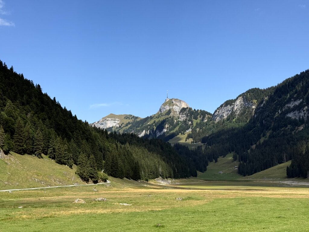 Hoher Kasten – Saxer Lücke – Brülisau: Wanderung durch den Alpstein leerer Sämtisersee