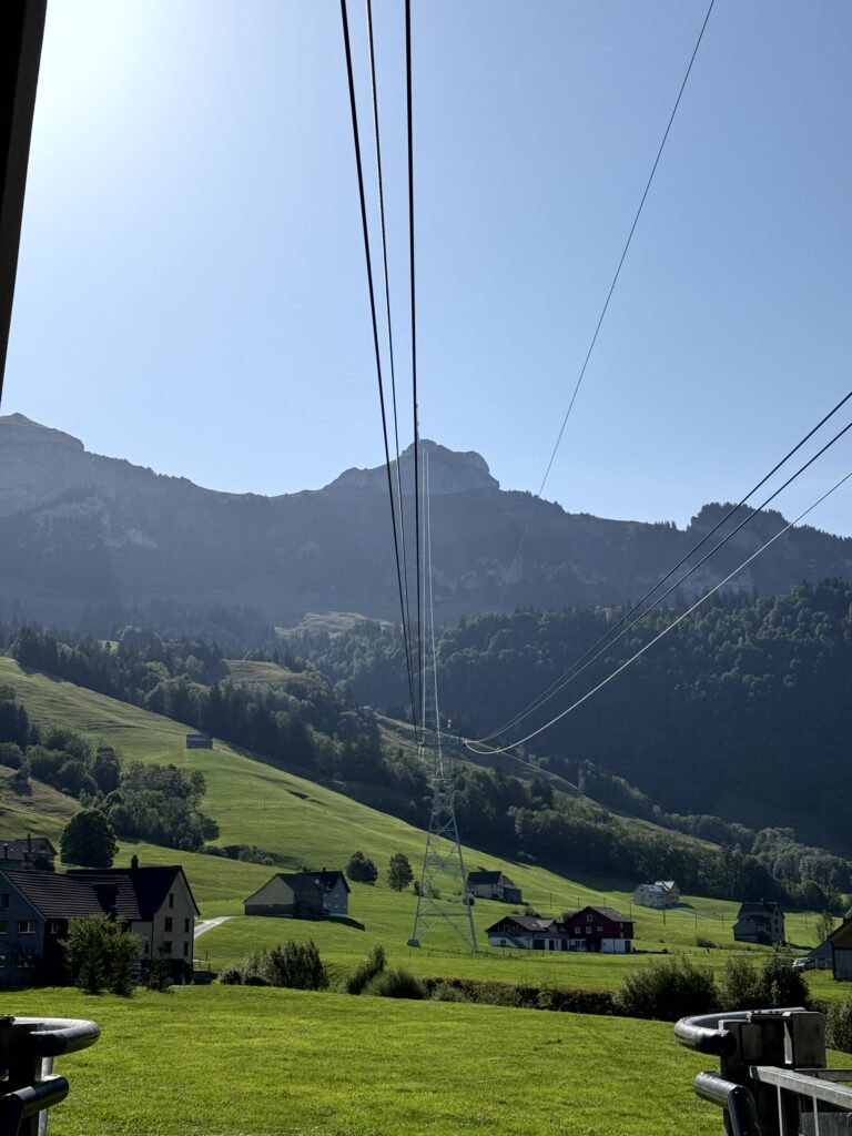 Hoher Kasten – Saxer Lücke – Brülisau: Wanderung durch den Alpstein Blick auf den Hohen Kasten von der Talstation der Kastenbahn